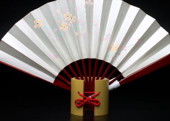 和紙扇子の美しさを堪能　茶席扇　銀地小桜　京都富小路の和装小物専門店きねや